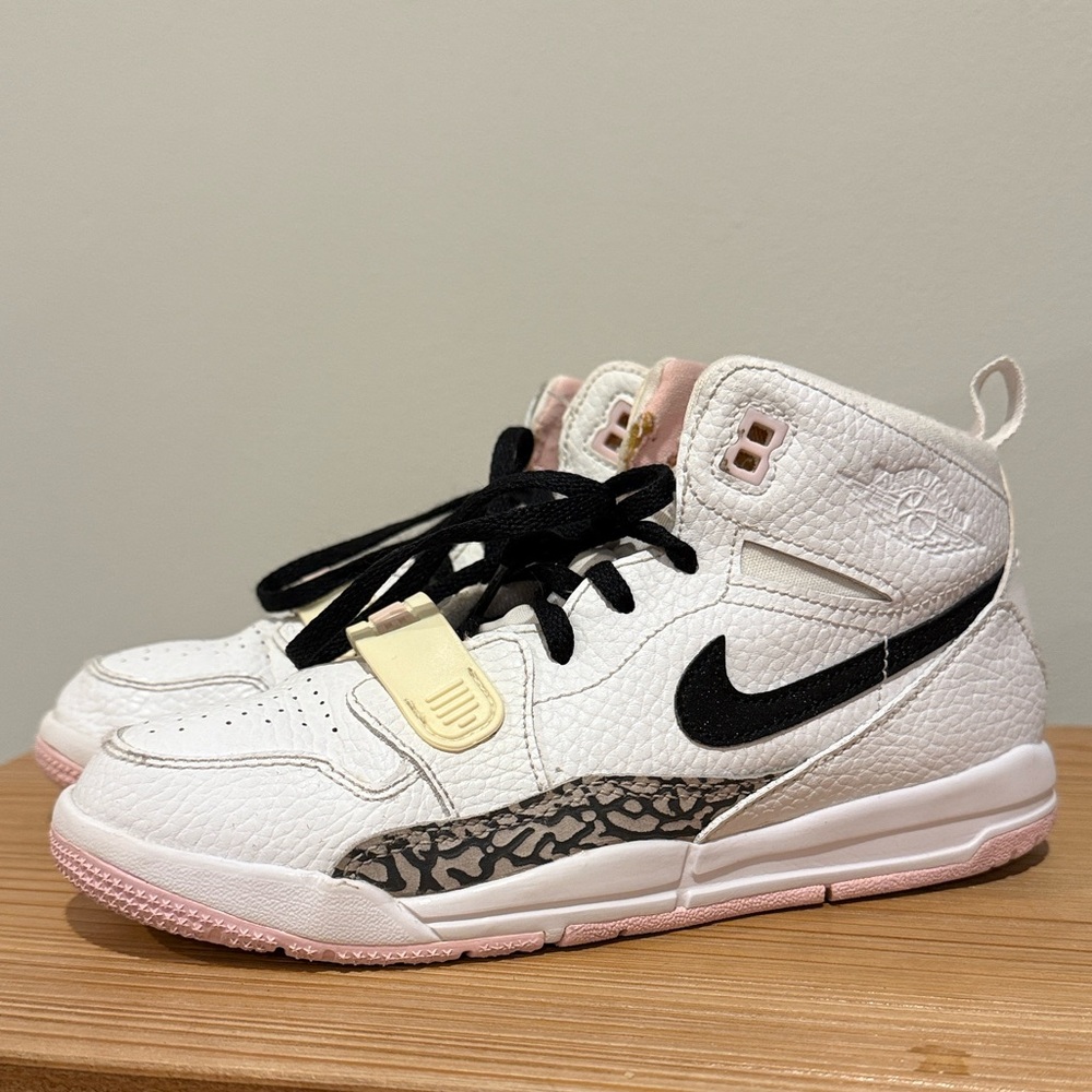 Nike Kids White and Black Sneakers with Pink Soles